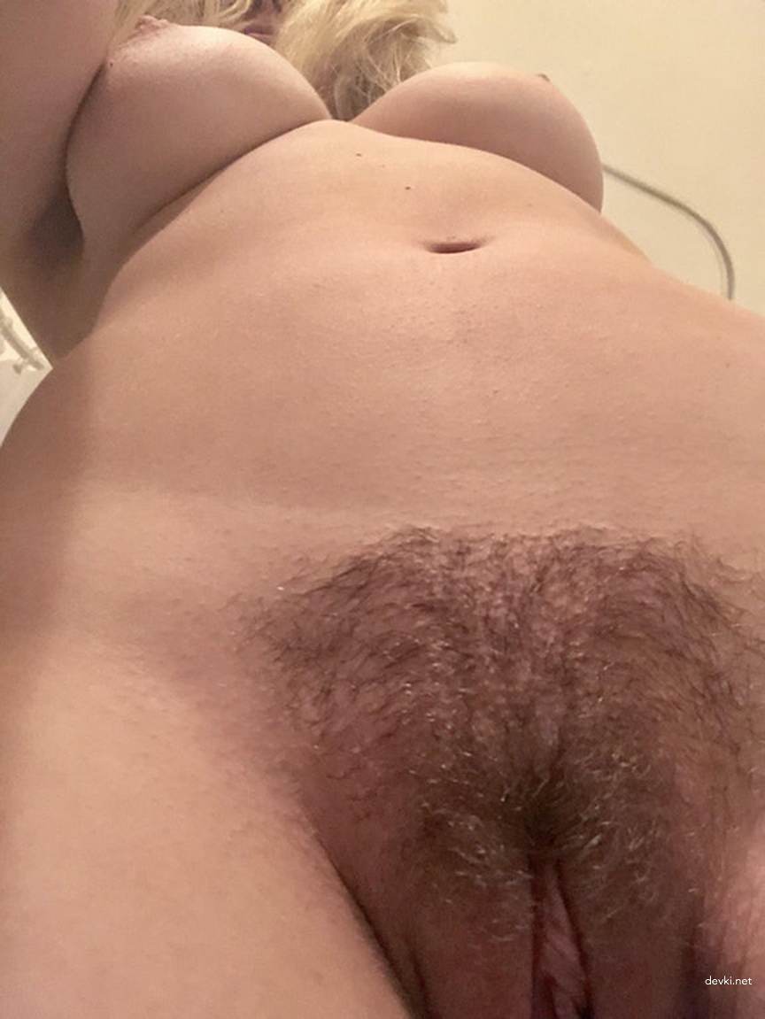 Hot Amateur Babe Exposes Flawless Boobs and Sexy Booty