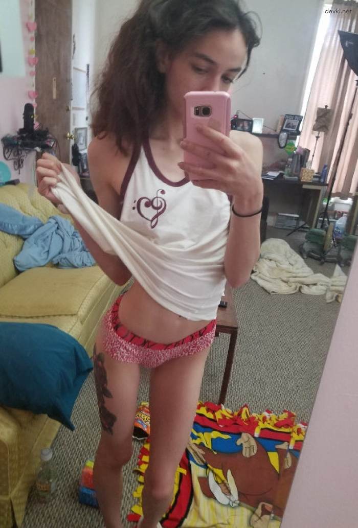 Skinny Girl with Big Pussy Lips: Explicit Amateur Erotic Photos