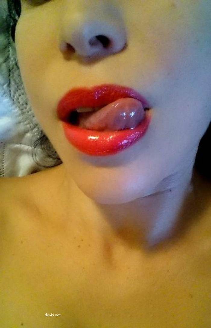 Hot Amateur Babe Strips Down and Flaunts Slim Body - Explicit Photo Shoot