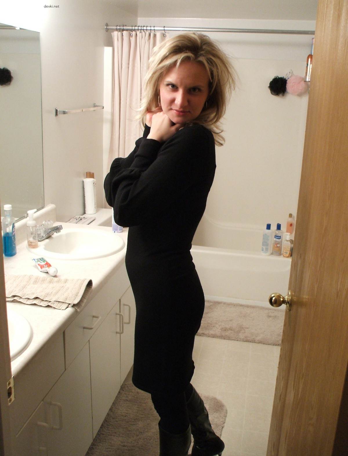 Blonde Amateur Sex: Graphic XXX Photos of Hot Amateur in Action!