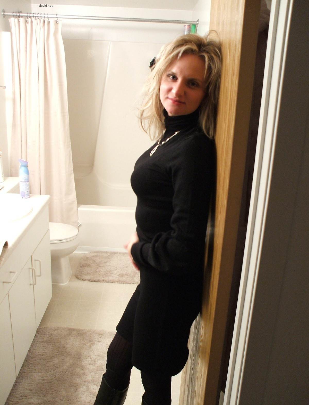 Blonde Amateur Sex: Graphic XXX Photos of Hot Amateur in Action!