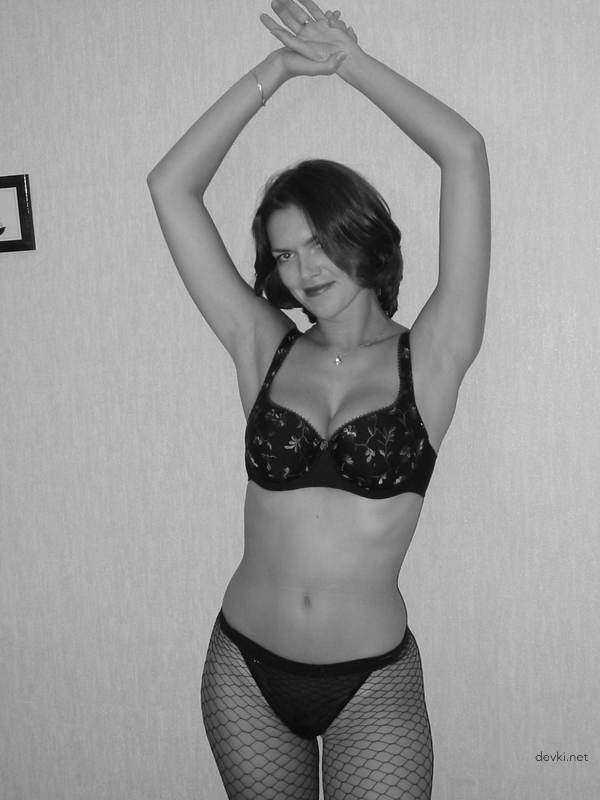 Sexy Vacation Vixen: Busty Amateur Babe Bares All in Explicit Photo