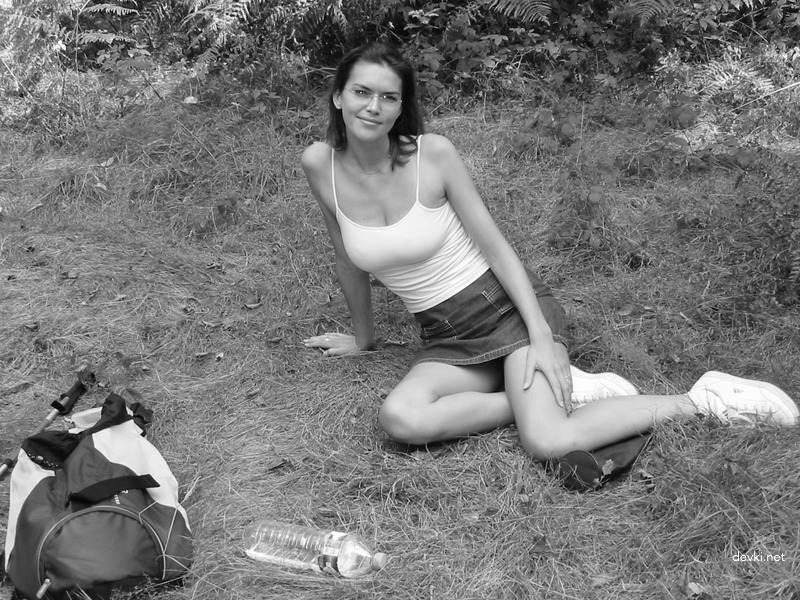 Sexy Vacation Vixen: Busty Amateur Babe Bares All in Explicit Photo