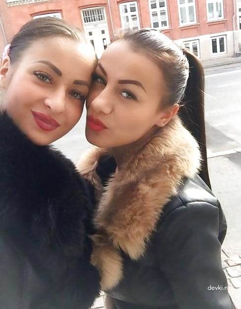 Amateur Sibling Nudes: Explicit Private Photos of Two Sisters