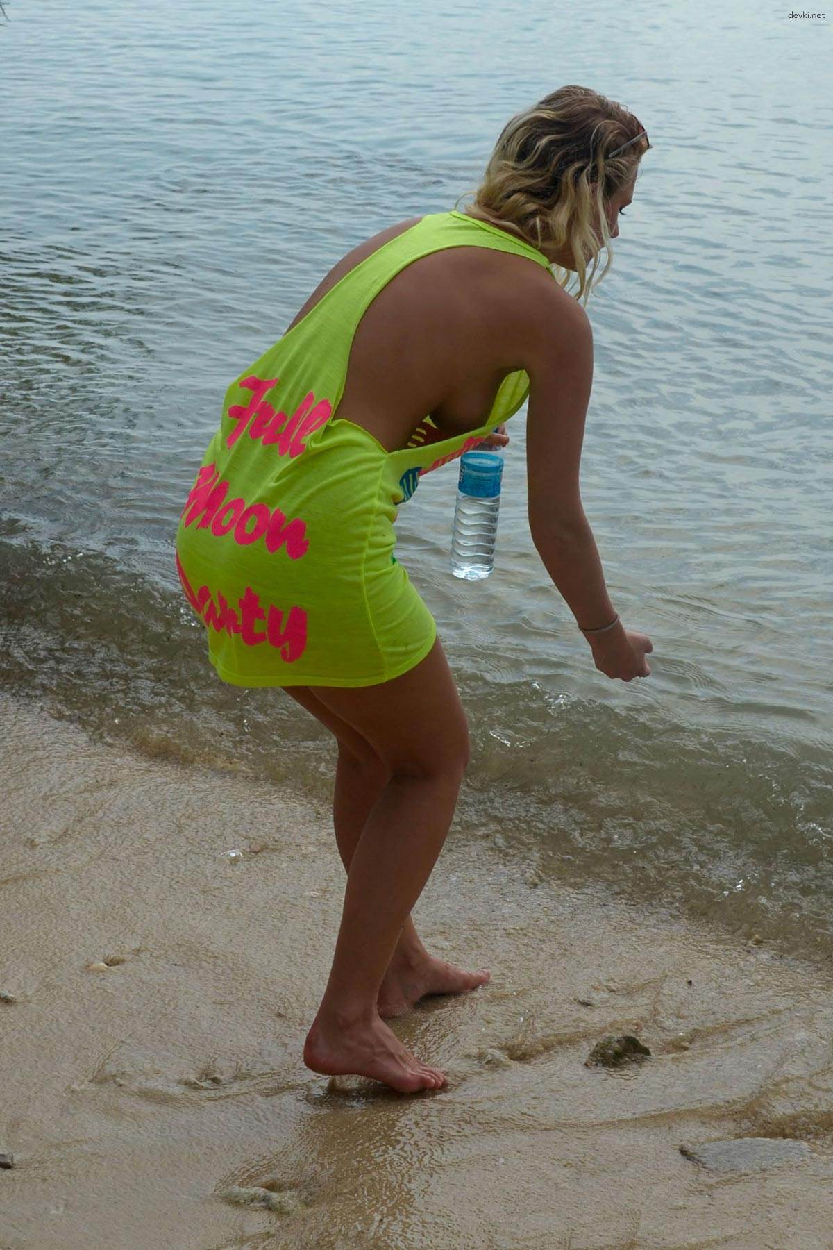 Explicit Beach Babe: Sensational Beauty Relaxing - Amateur Photo Snapshot