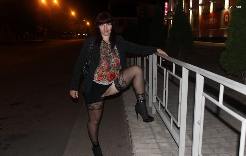 Naughty Mature Woman Goes Pantyless on Evening Stroll: Explicit Amateur Photo