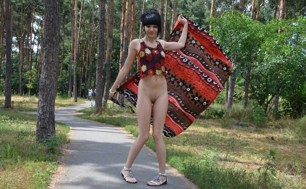 Sultry Brunette Amateur Street Sex - Explicit Erotica with Seductive Vixen