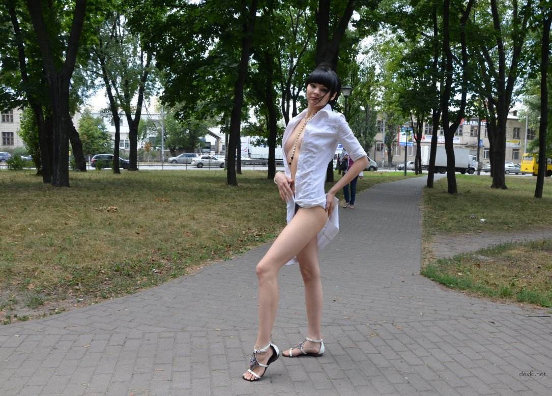 Sultry Brunette Amateur Street Sex - Explicit Erotica with Seductive Vixen