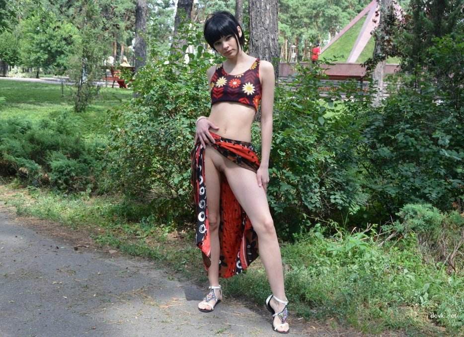 Sultry Brunette Amateur Street Sex - Explicit Erotica with Seductive Vixen