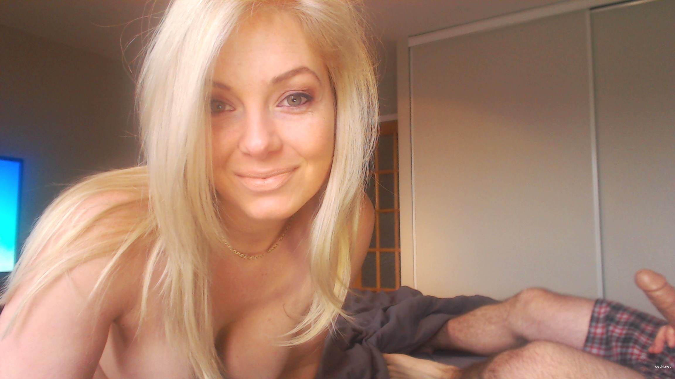 Blonde Amateur XXX: Explicit Intimate Photos of Seductive Amateur Pornstar