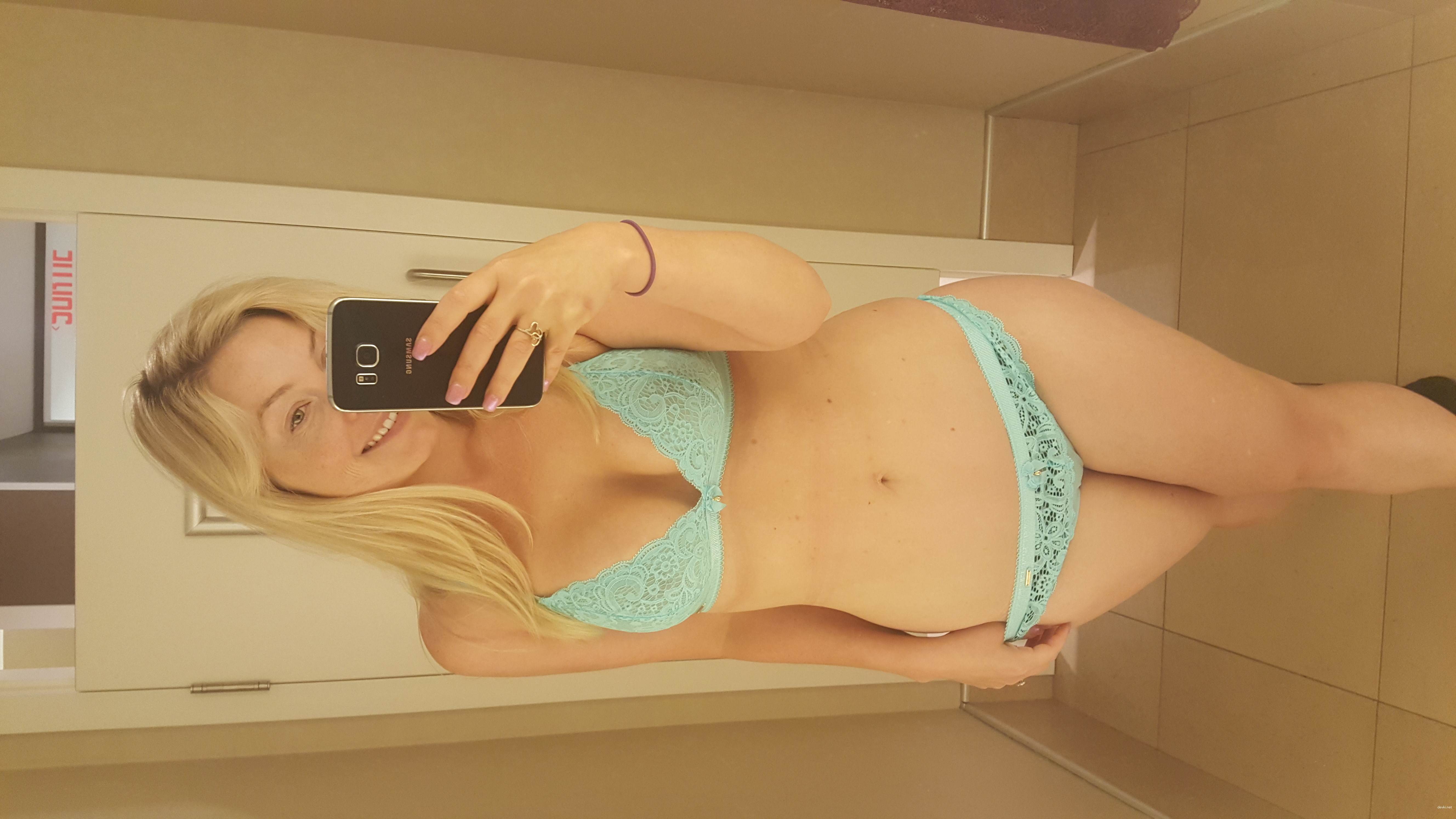 Blonde Amateur XXX: Explicit Intimate Photos of Seductive Amateur Pornstar