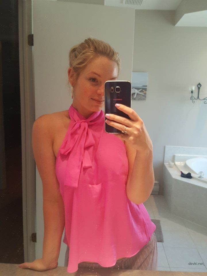 Blonde Amateur XXX: Explicit Intimate Photos of Seductive Amateur Pornstar