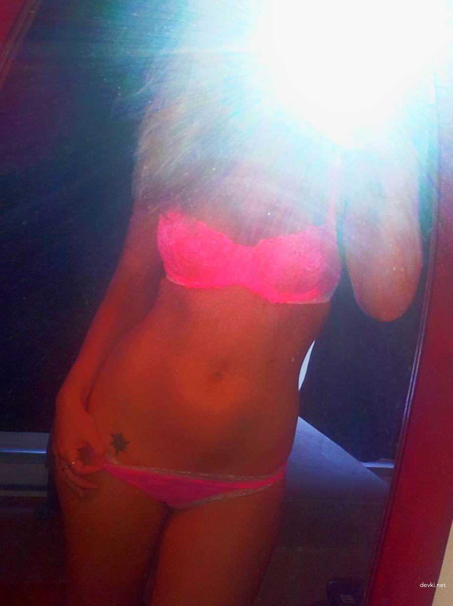 Blonde Amateur XXX: Explicit Intimate Photos of Seductive Amateur Pornstar