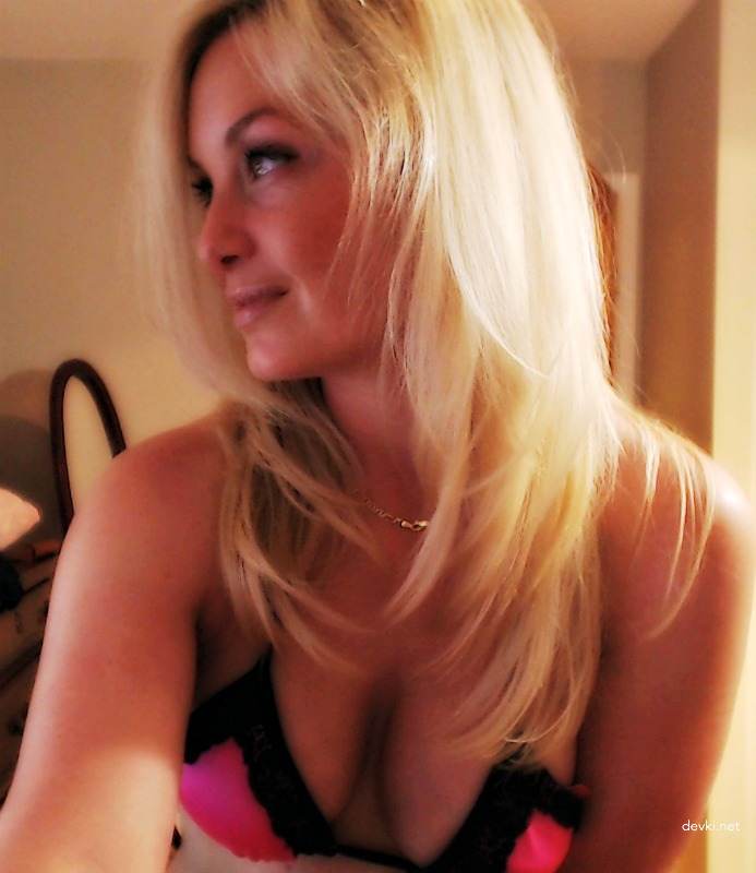 Blonde Amateur XXX: Explicit Intimate Photos of Seductive Amateur Pornstar