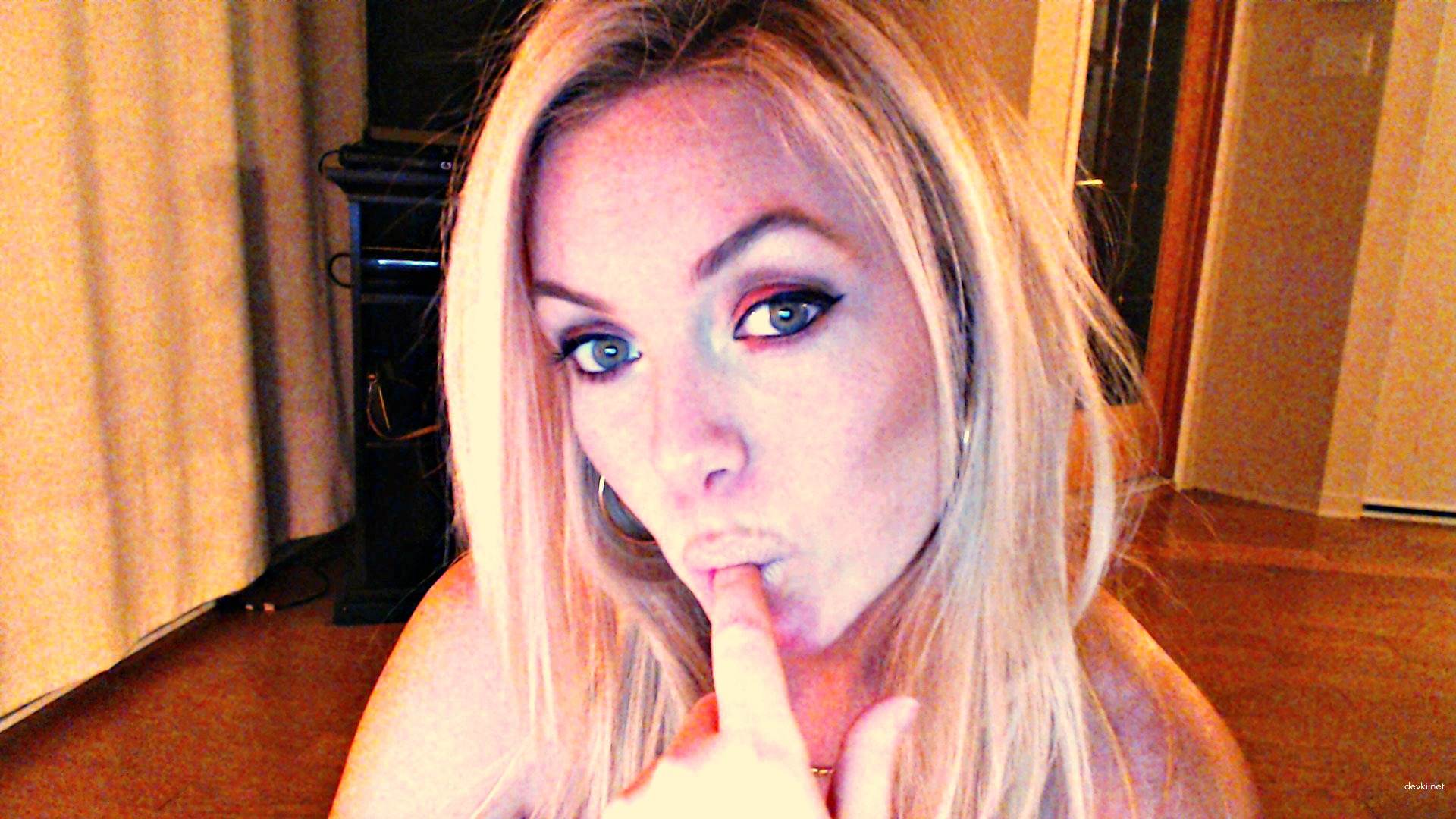 Blonde Amateur XXX: Explicit Intimate Photos of Seductive Amateur Pornstar