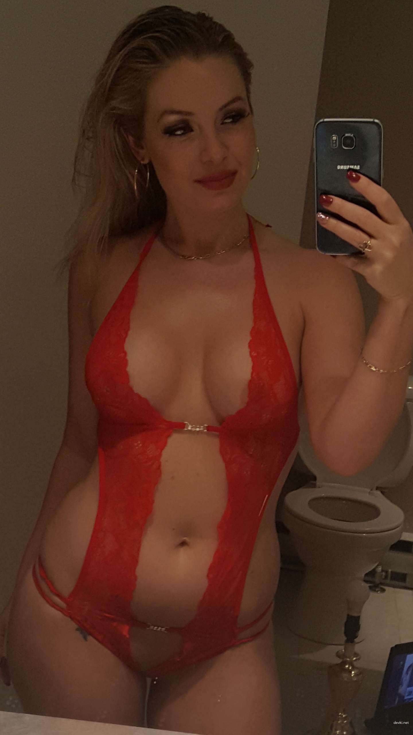Blonde Amateur XXX: Explicit Intimate Photos of Seductive Amateur Pornstar