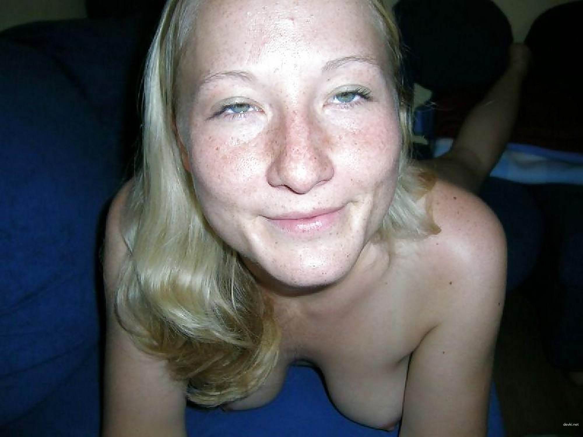 Blonde Amateur Porn: Explicit Couch Sex with English Speaking Babe