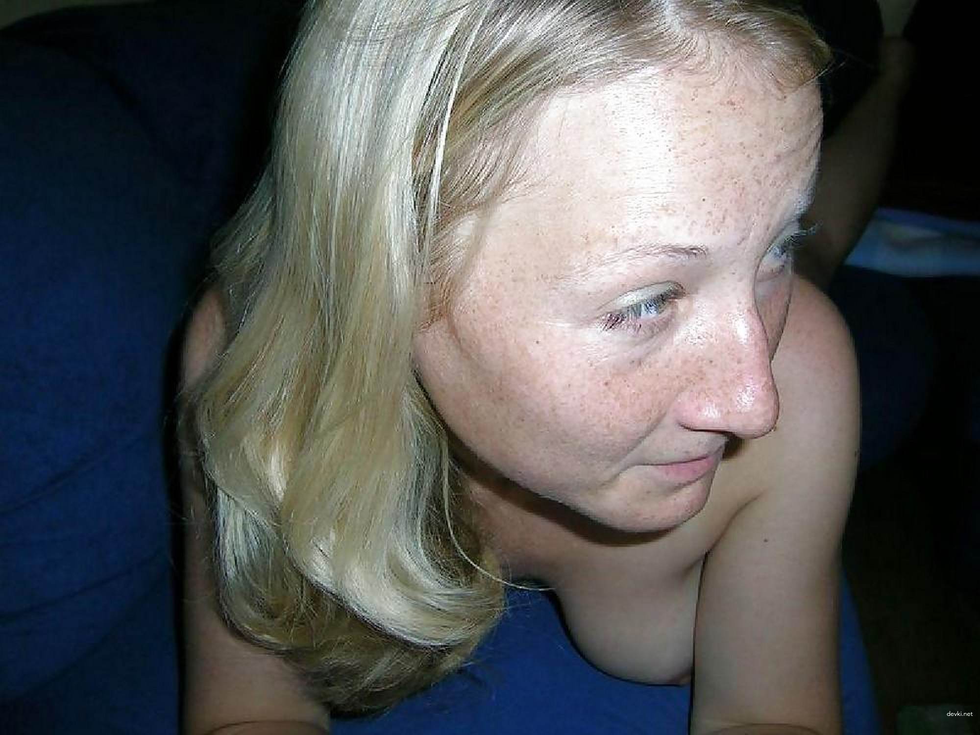 Blonde Amateur Porn: Explicit Couch Sex with English Speaking Babe