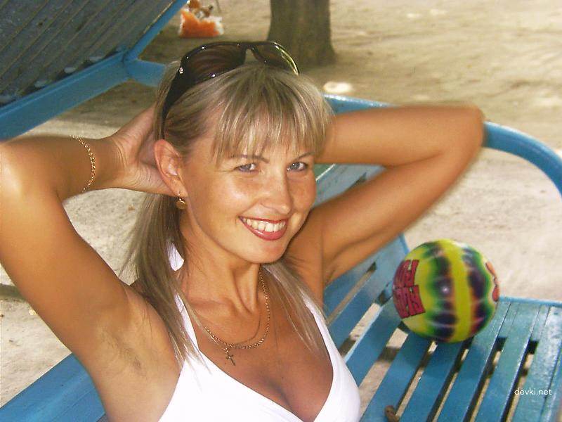 Hot Mature MILF Exposes Perfect Ass in Explicit Homemade Photos
