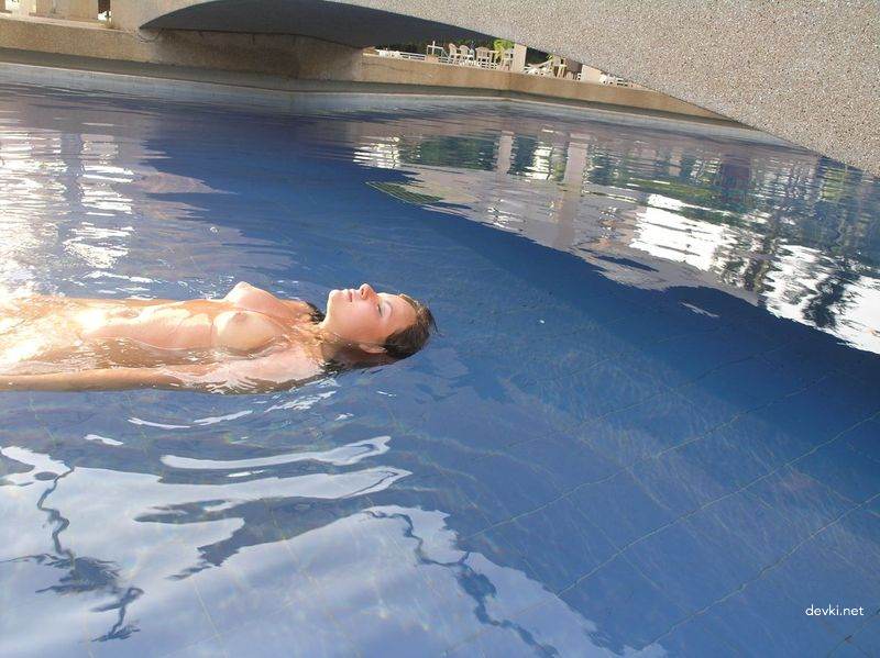 XXX Nature Shots: Hot Amateur Outdoor Girl Poses Explicitly in the Wild