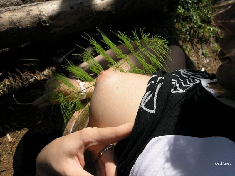 XXX Nature Shots: Hot Amateur Outdoor Girl Poses Explicitly in the Wild