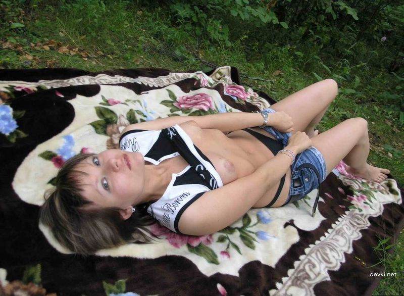XXX Nature Shots: Hot Amateur Outdoor Girl Poses Explicitly in the Wild