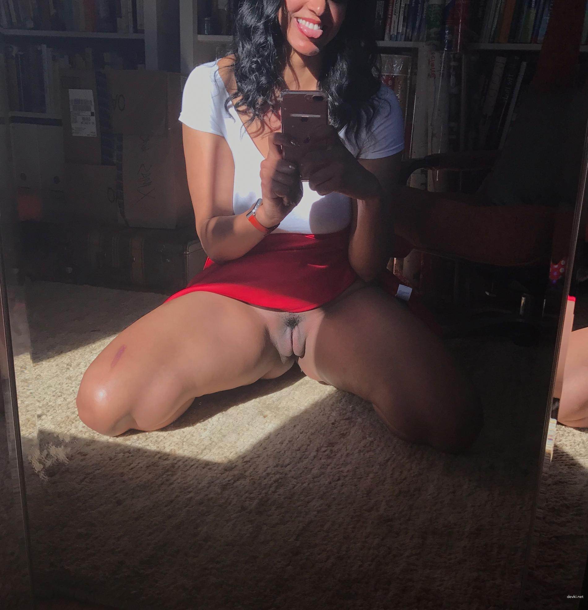 Hot Amateur Babe Spreads Legs and Shows Off Wet Pussy - XXX Pics