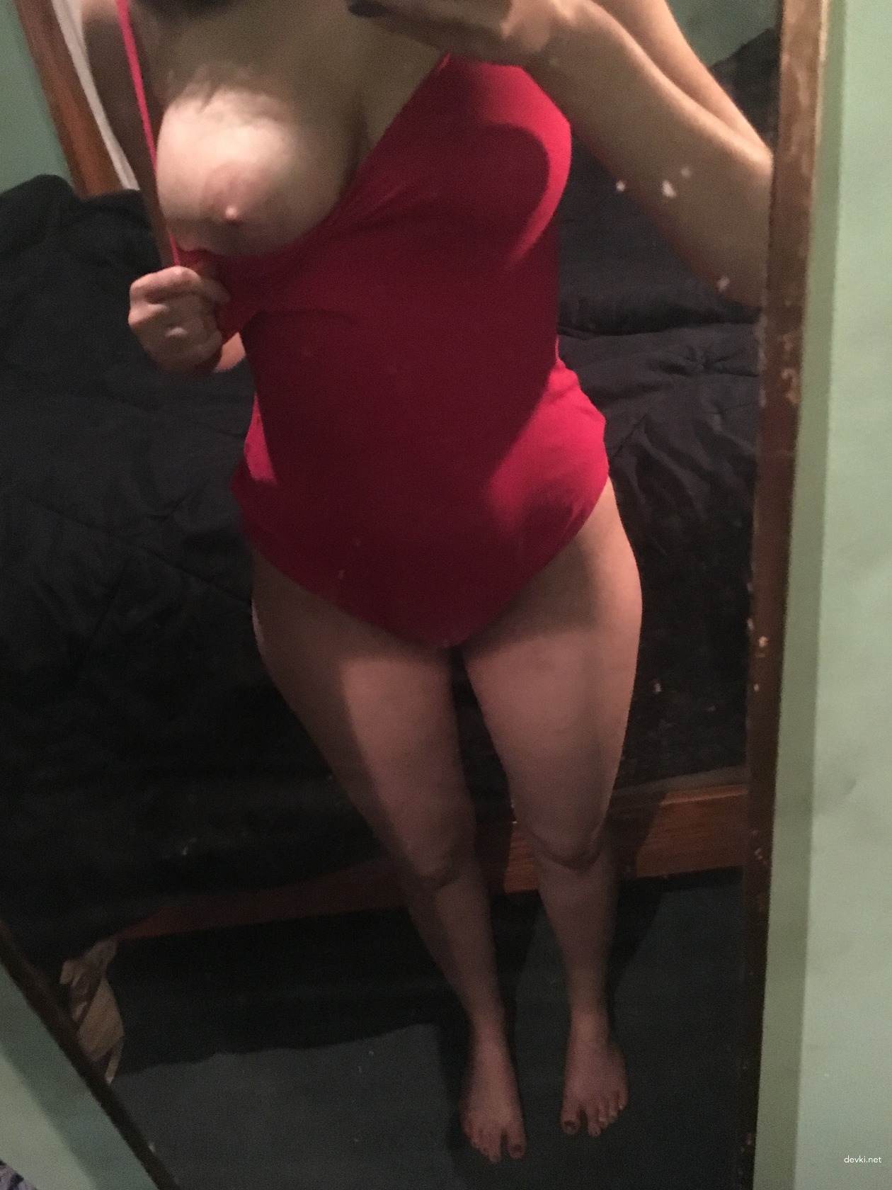 Seductive Busty Amateur Flaunting Perfect Tits in Racy Photos