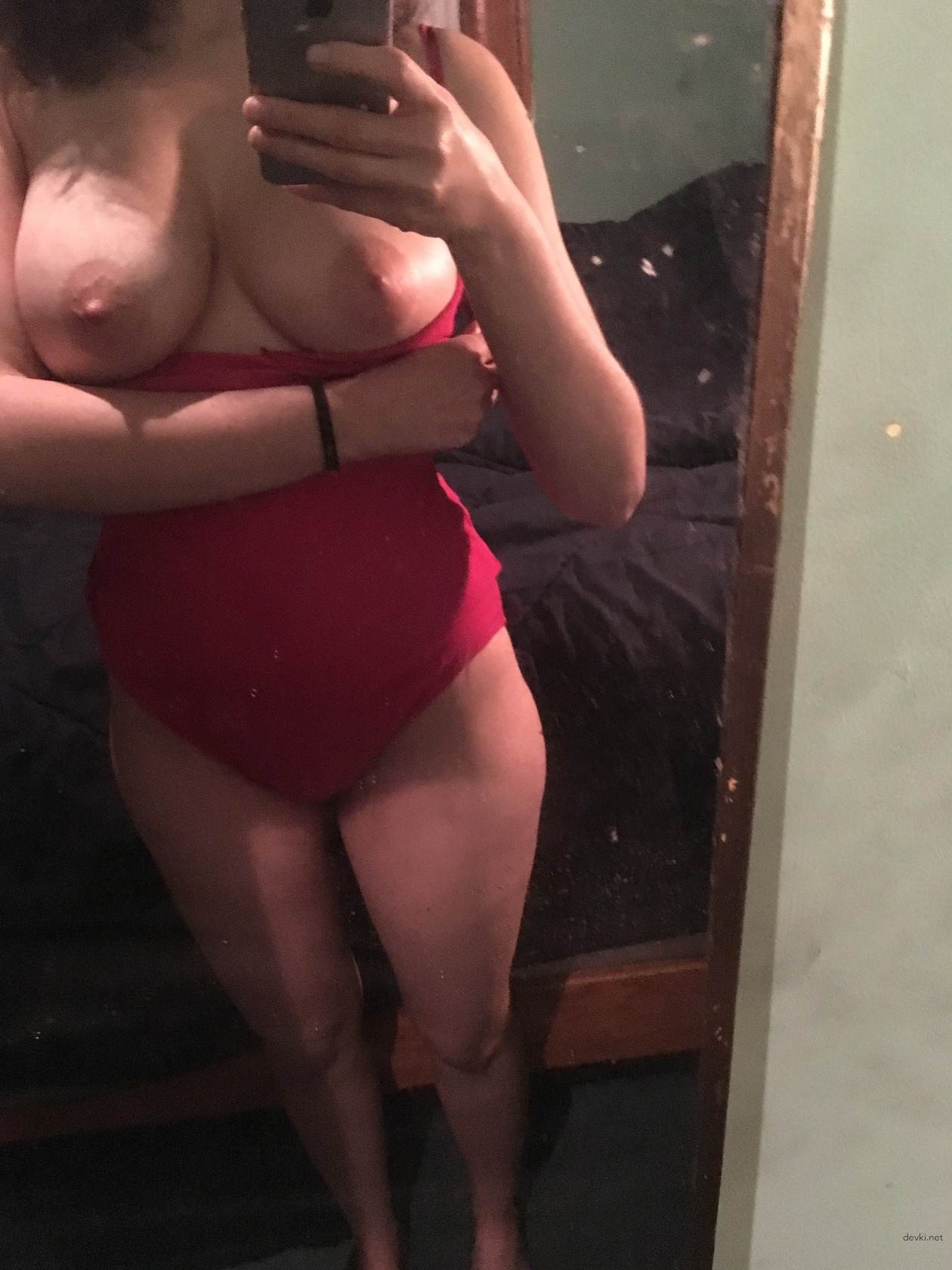 Seductive Busty Amateur Flaunting Perfect Tits in Racy Photos