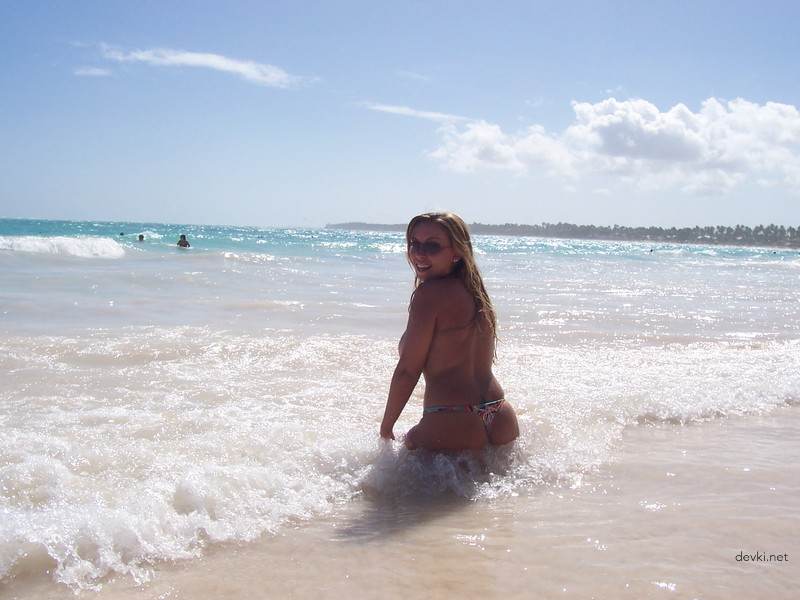 Curvy Amateur Vacation Porn: Busty Beauty's Explicit Naughty Fun