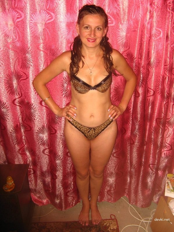 Amateur Exhibitionist Husband Shows Cock and Naked Wife in Explicit Porn Pics