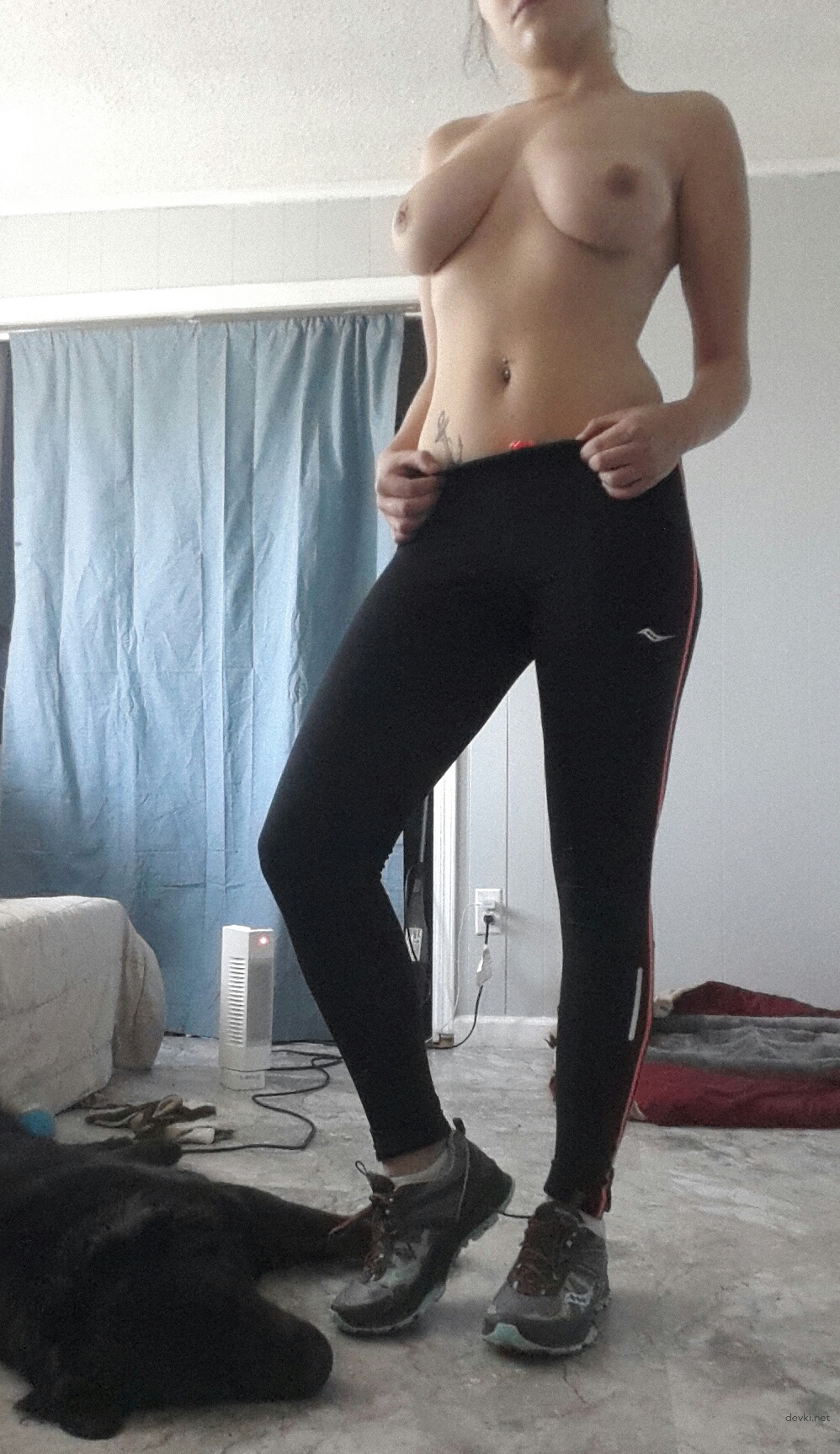 Hot Amateur Babe Flaunting Her Sexy Body in Explicit Erotic Photo Shoot