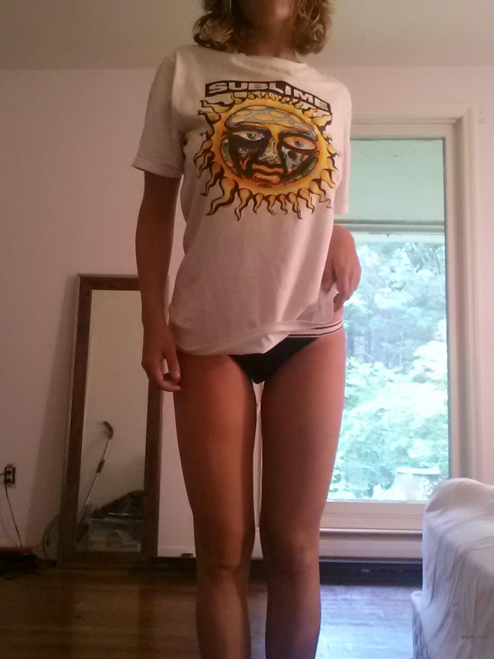 Hot Amateur Babe Flaunting Her Sexy Body in Explicit Erotic Photo Shoot