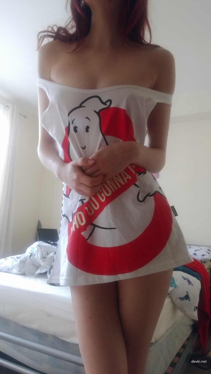 Seductive Amateur Shows Off Sexy Body in Explicit Photo Shoot