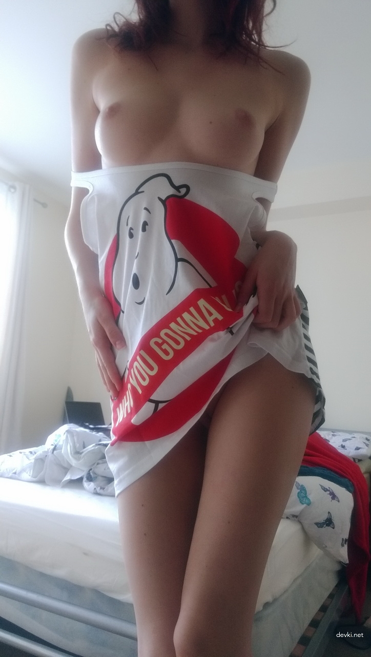 Seductive Amateur Shows Off Sexy Body in Explicit Photo Shoot