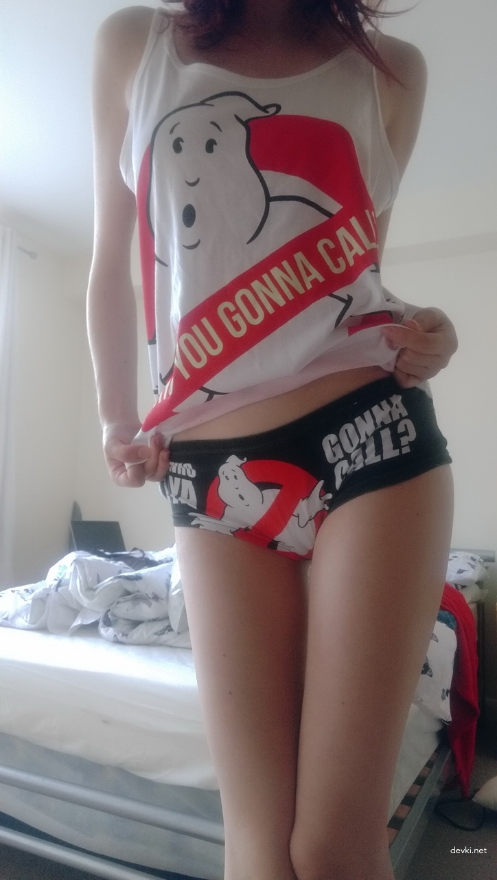 Seductive Amateur Shows Off Sexy Body in Explicit Photo Shoot