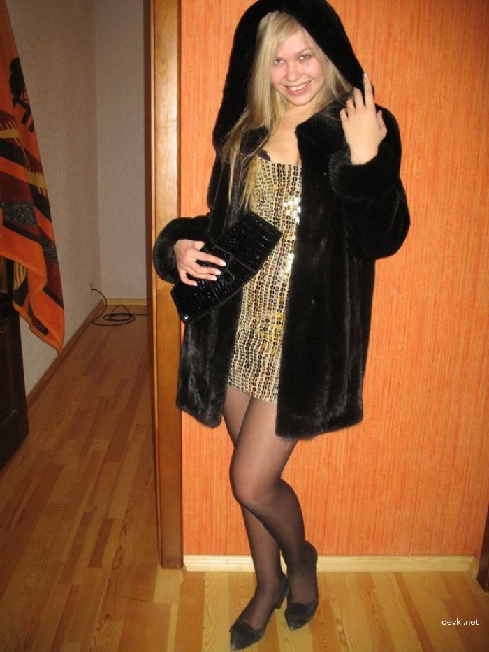 Explicit Pantyless Amateur Model Poses Seductively in Sexy Photo Shoot