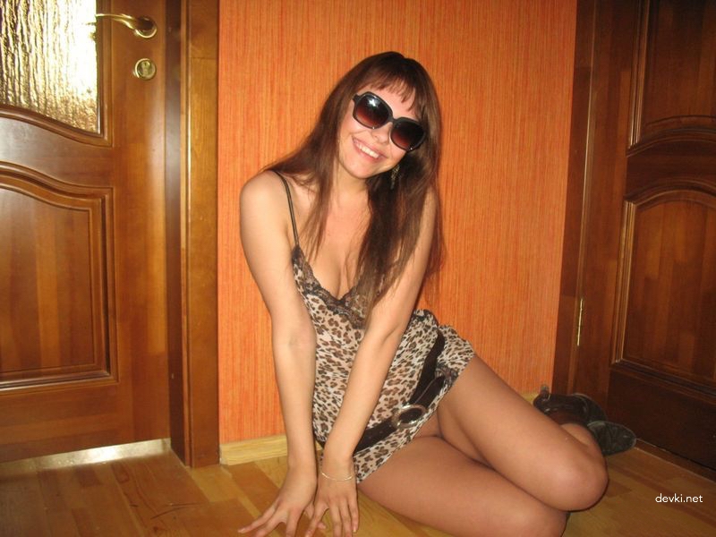 Explicit Pantyless Amateur Model Poses Seductively in Sexy Photo Shoot