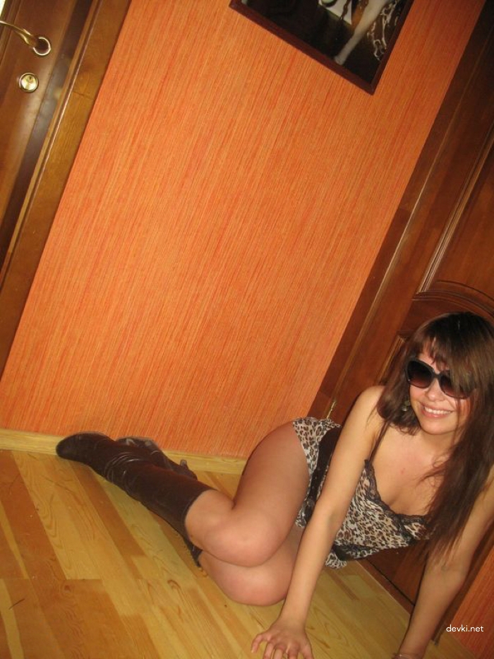 Explicit Pantyless Amateur Model Poses Seductively in Sexy Photo Shoot