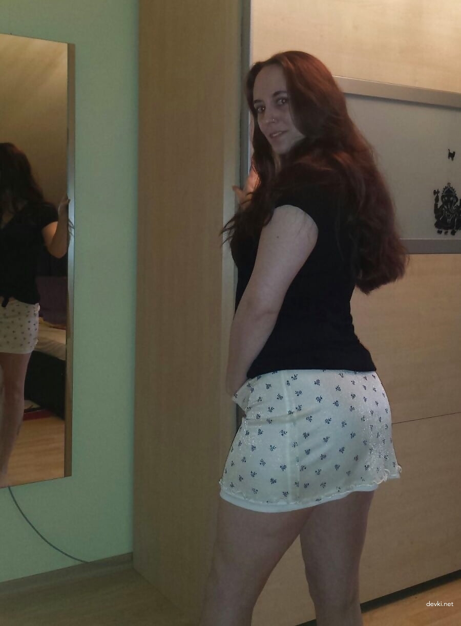Seductive MILF Flaunts Perfect Booty: Naughty Amateur Ass Pic