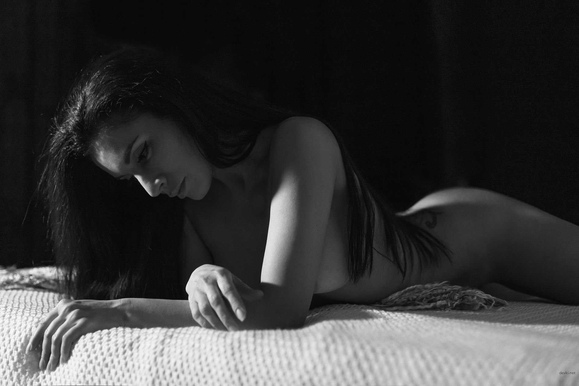 Sensual Amateur Model Poses in Steamy Erotic Photoshoot - Hot & Sexy Content for Adults