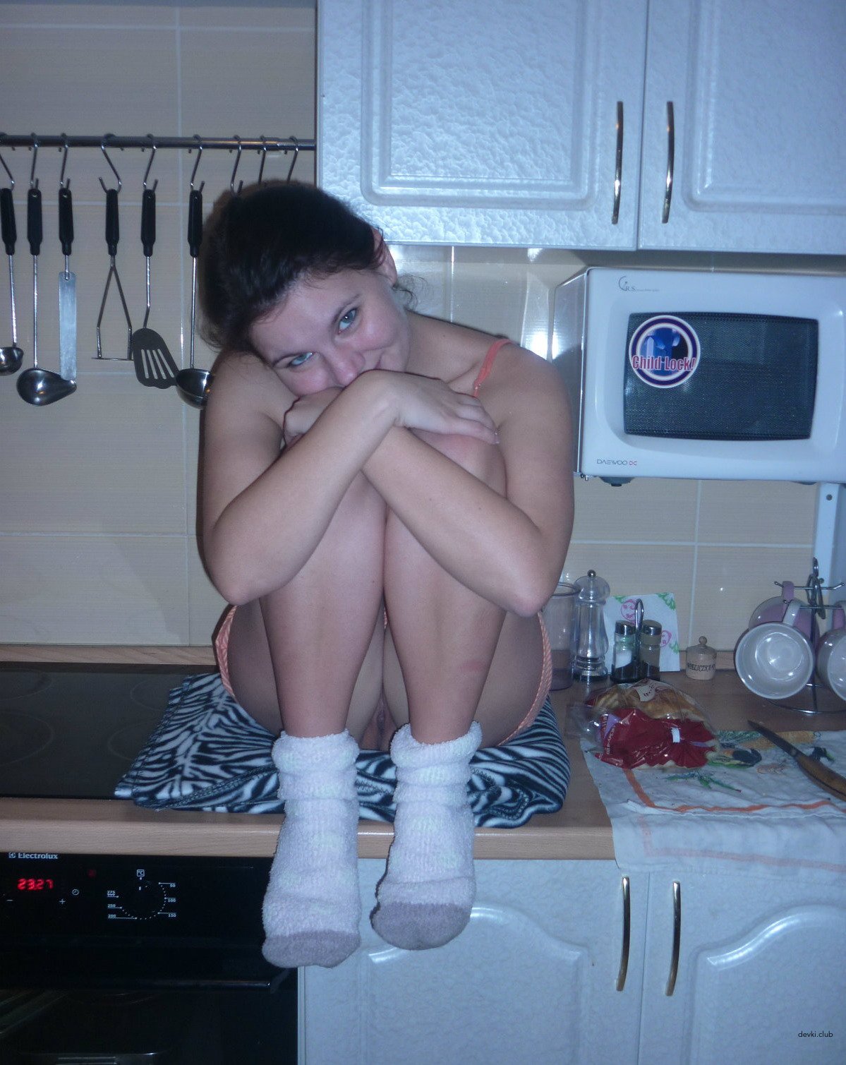 Hot Amateur Posing Seductively in Intimate Home Setting - Explicit and Naughty Photos
