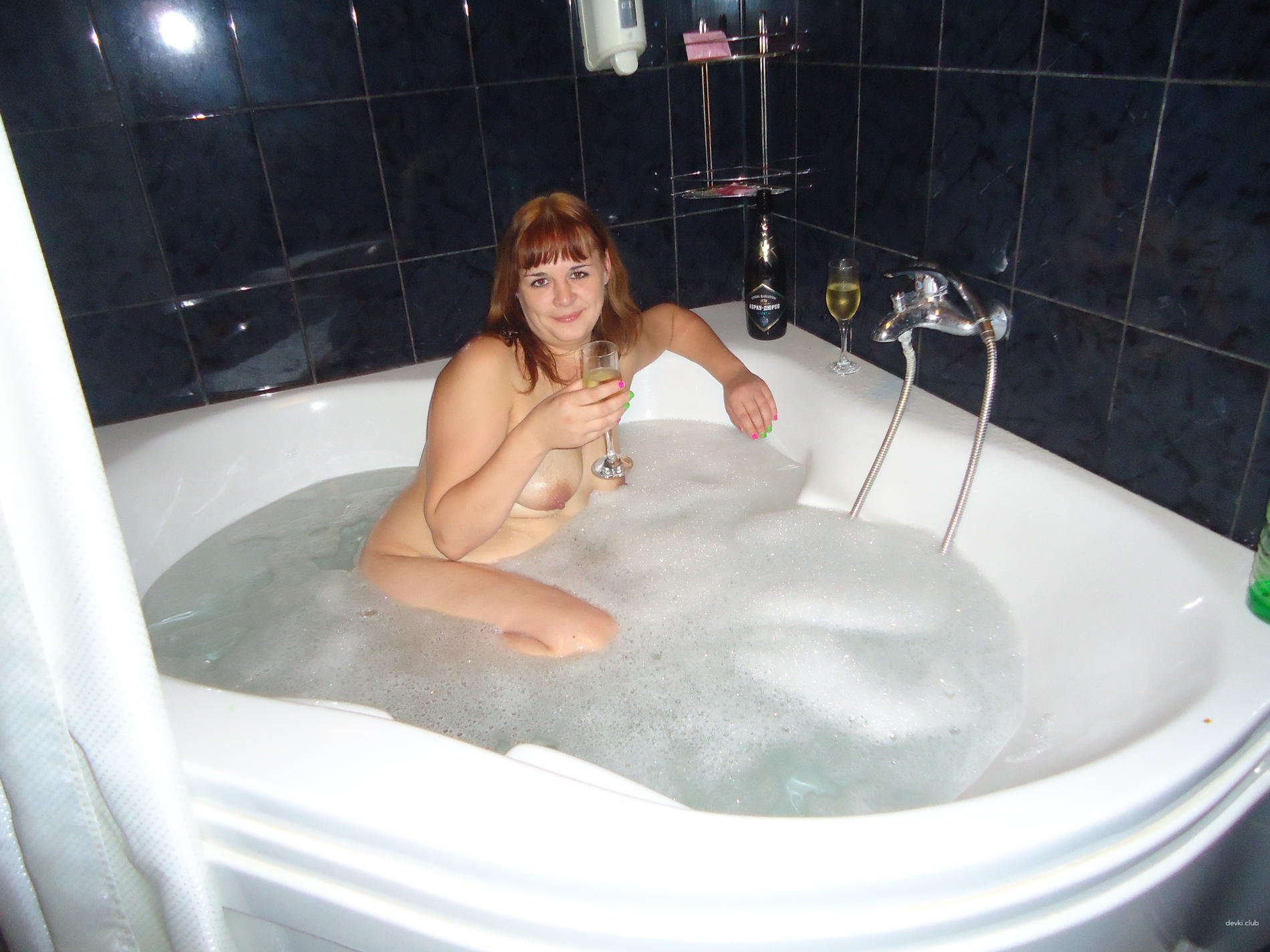 Mature Friends Nude Bathtub Fun: Explicit Amateur Bathing Pic