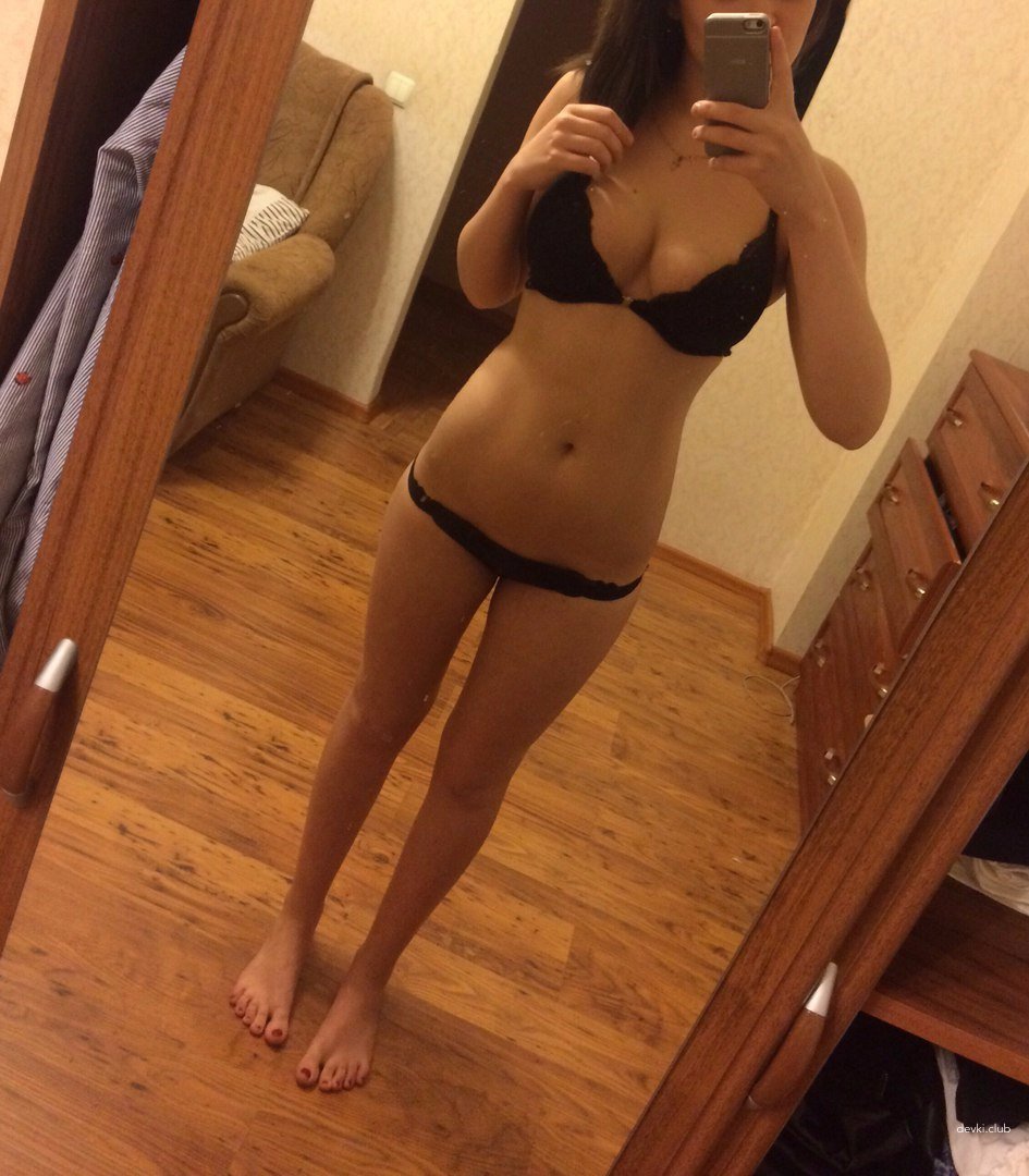 Sultry Amateur Girlfriend's Explicit Selfies: Hot and Naughty Photos