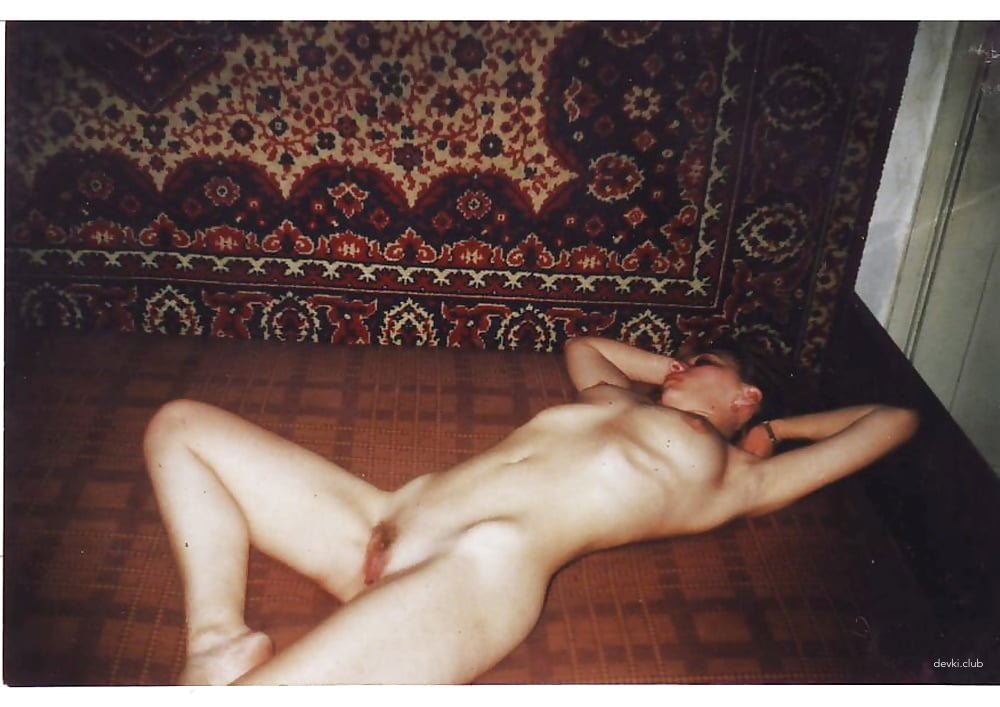 Vintage Nude Women on Rug: Explicit 90s Amateur Photos