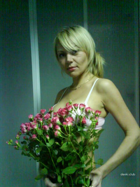 Hot Blonde MILF in Explicit Amateur Pics - Provocative and Unfiltered Content