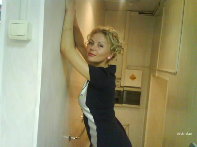 Hot Blonde MILF in Explicit Amateur Pics - Provocative and Unfiltered Content