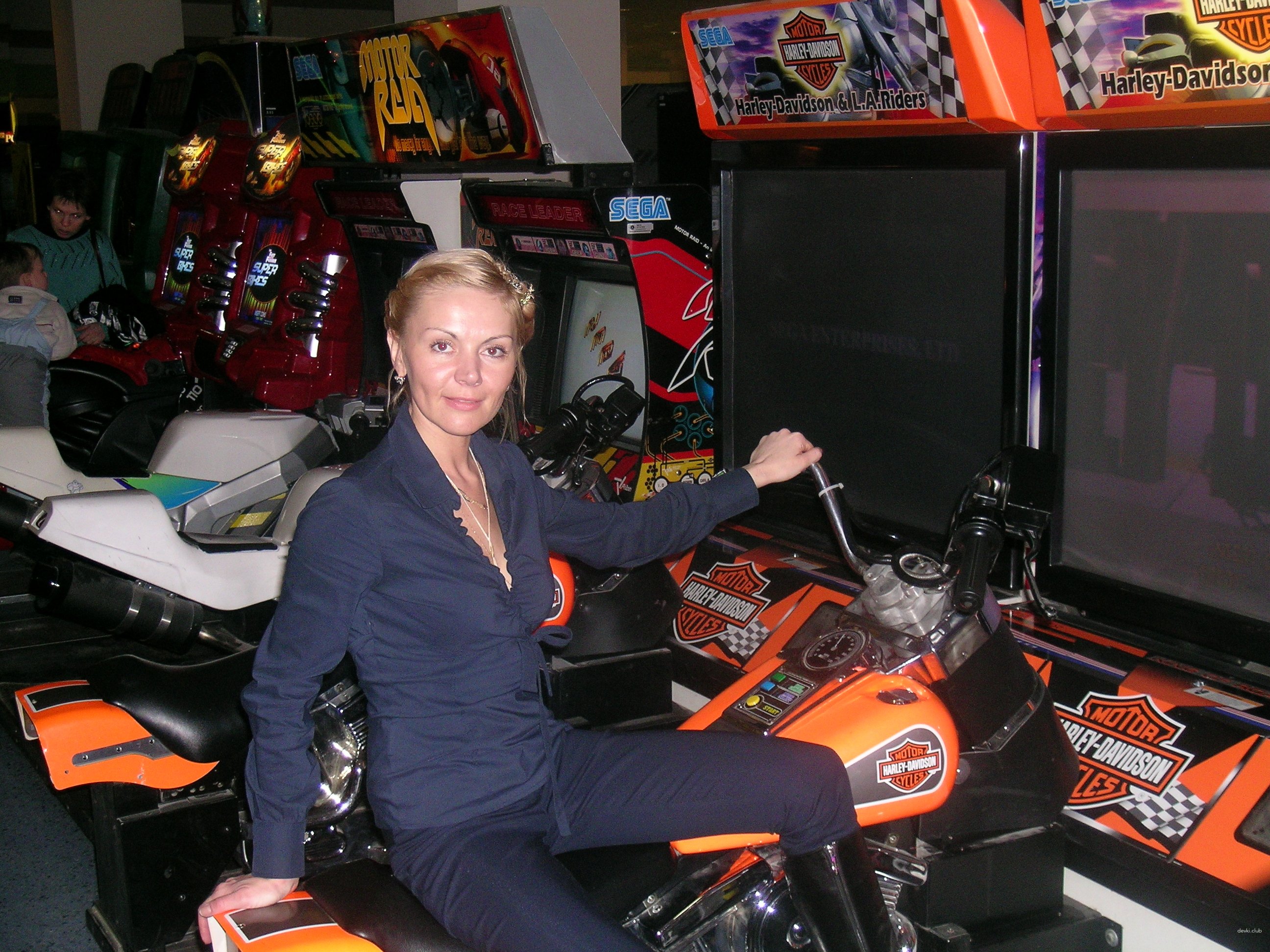 Hot Blonde MILF in Explicit Amateur Pics - Provocative and Unfiltered Content