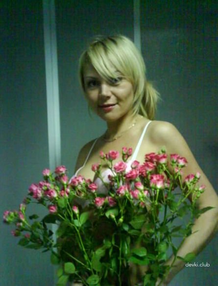 Hot Blonde MILF in Explicit Amateur Pics - Provocative and Unfiltered Content