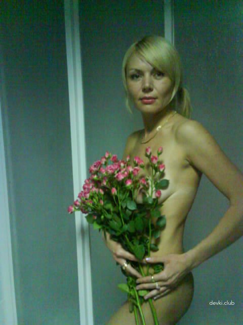 Hot Blonde MILF in Explicit Amateur Pics - Provocative and Unfiltered Content